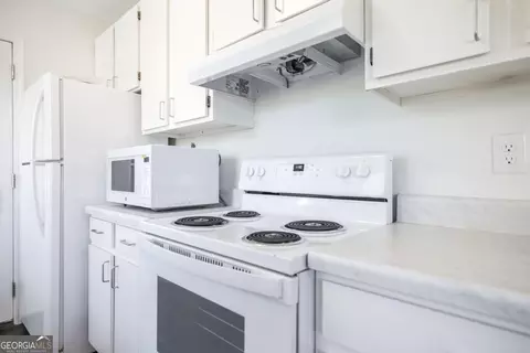 Kitchen - 338 Monroe St, Macon, GA 31201 photo 2 of 3