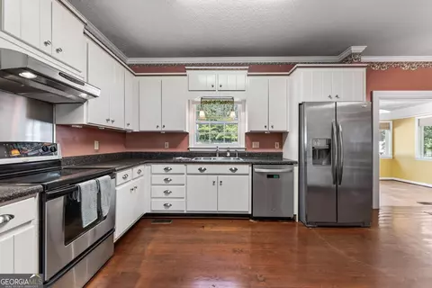 Kitchen - 215 Dorsey Rd, Hampton, GA 30228 photo 2 of 4