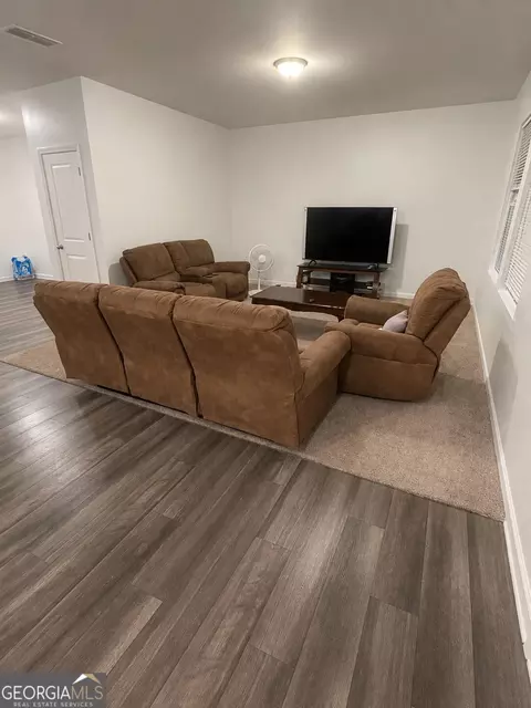 Living - 302 Knightsbridge Ln, Winder, GA 30680 photo 2 of 2