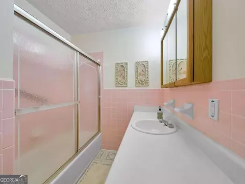 Bath - 240 Riverview Rd, Jackson, GA 30233 photo 2 of 4