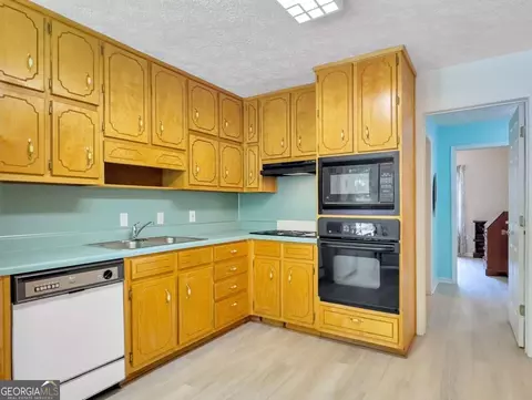Kitchen - 240 Riverview Rd, Jackson, GA 30233 photo 2 of 3