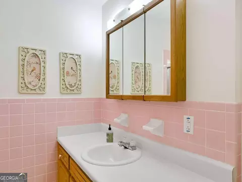 Bath - 240 Riverview Rd, Jackson, GA 30233 photo 3 of 4