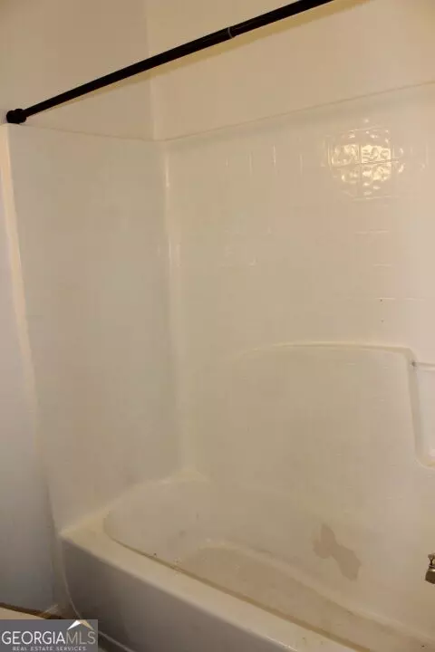 Bath - 234 River Meadow Dr, Lagrange, GA 30241 photo 2 of 4