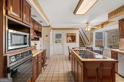 Kitchen - 1444 Thrasher Hls, Dalton, GA 30721 photo 2 of 8