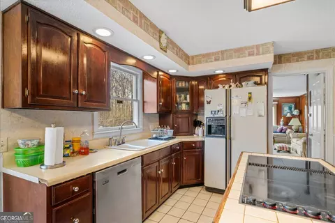 Kitchen - 1444 Thrasher Hls, Dalton, GA 30721 photo 5 of 8