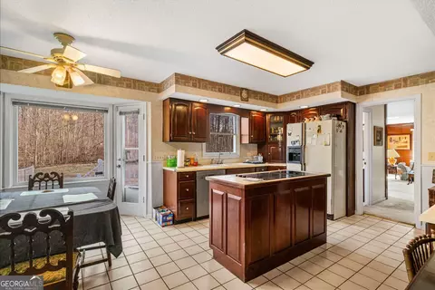 Kitchen - 1444 Thrasher Hls, Dalton, GA 30721 photo 6 of 8