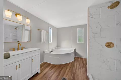 Bath - 440 Smith Rd, Haddock, GA 31033 photo 2 of 5
