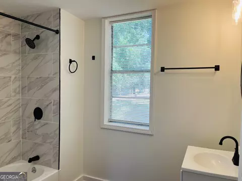 Bath - 1405 Austin St, Lagrange, GA 30240 photo 3 of 5