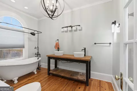 Bath - 334 E Tugalo St, Toccoa, GA 30577 photo 1 of 7