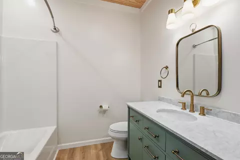 Bath - 334 E Tugalo St, Toccoa, GA 30577 photo 4 of 7