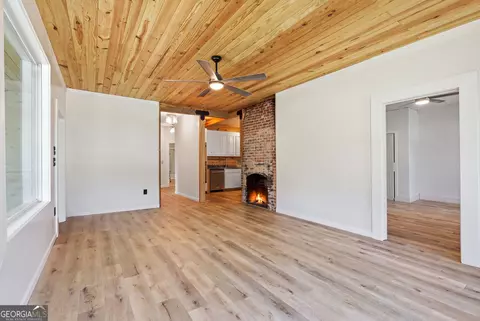 Living - 334 E Tugalo St, Toccoa, GA 30577 photo 2 of 7