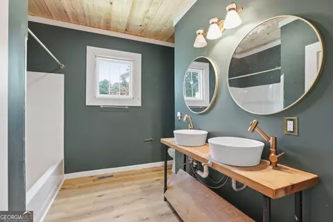 Bath - 334 E Tugalo St, Toccoa, GA 30577 photo 3 of 7