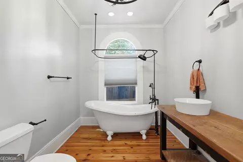 Bath - 334 E Tugalo St, Toccoa, GA 30577 photo 2 of 7