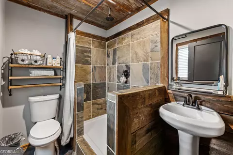 Bath - 305 A Rolling Acres Ct, Jefferson, GA 30549 photo 8 of 10