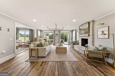 Living - 305 A Rolling Acres Ct, Jefferson, GA 30549 photo 2 of 7