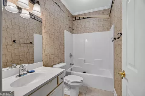 Bath - 4002 White Oak Ln, Lagrange, GA 30240 photo 4 of 5