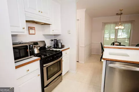 Kitchen - 405 Radcliffe Trce, Covington, GA 30016 photo 2 of 3