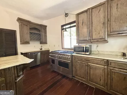 Kitchen - 557 Benttree Cir, Toccoa, GA 30577 photo 5 of 7
