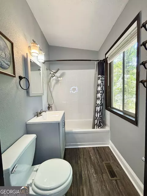 Bath - 557 Benttree Cir, Toccoa, GA 30577 photo 3 of 6