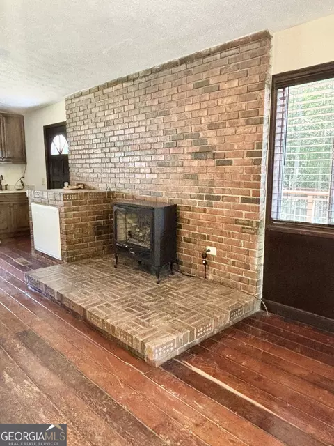 Living - 557 Benttree Cir, Toccoa, GA 30577 photo 3 of 3