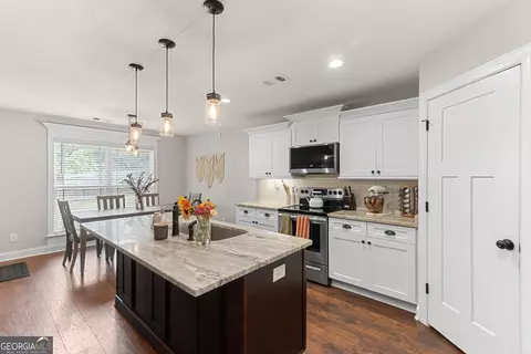 Kitchen - 105 Avington Chase, Perry, GA 31069 photo 4 of 9