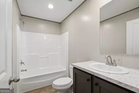 Bath - 921 Smith Loop Rd, Demorest, GA 30535 photo 3 of 3