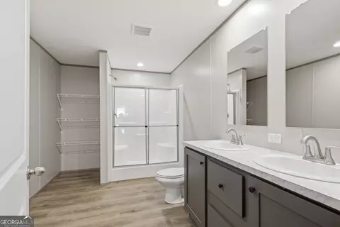 Bath - 921 Smith Loop Rd, Demorest, GA 30535 photo 1 of 3