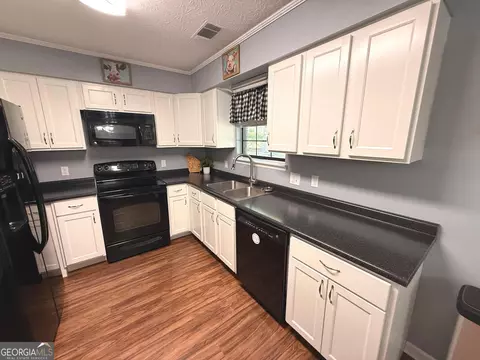 Kitchen - 157 Ext N Jefferson St, Lyons, GA 30436 photo 2 of 3