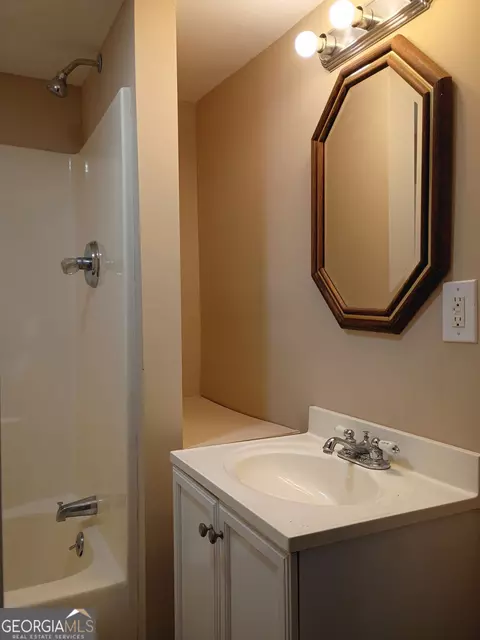 Bath - 207 Park Ave, Lagrange, GA 30240 photo 1 of 2