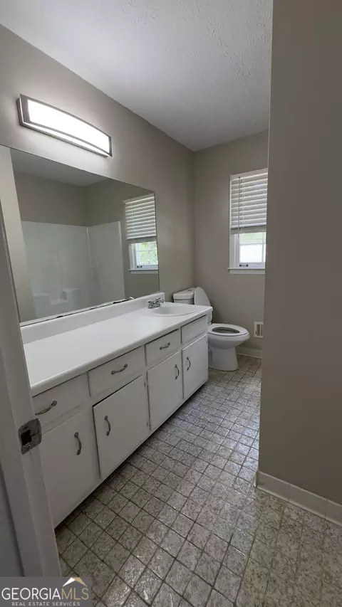 Bath - 1050 Forest Heights Rd, Stone Mountain, GA 30083 photo 2 of 4