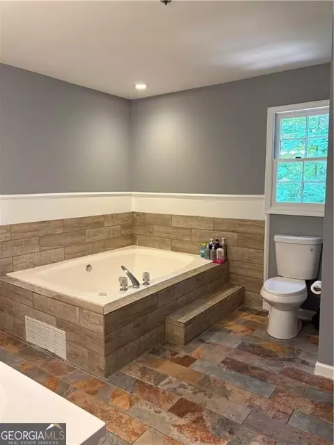 Bath - 3728 Spring Leaf Ln, Acworth, GA 30101 photo 2 of 4