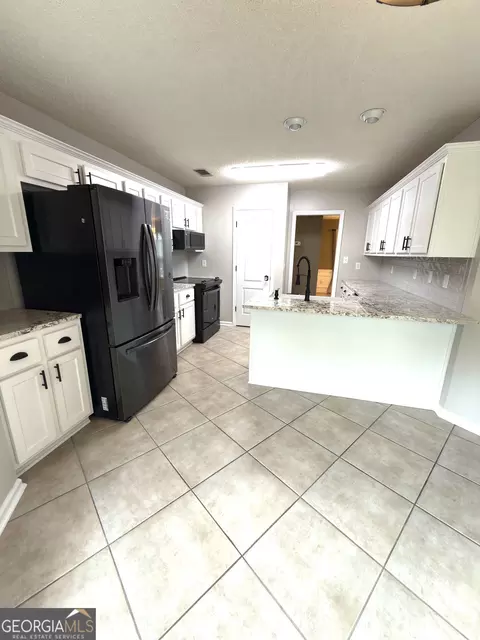 Kitchen - 326 Silver Cir, Warner Robins, GA 31093 photo 3 of 5
