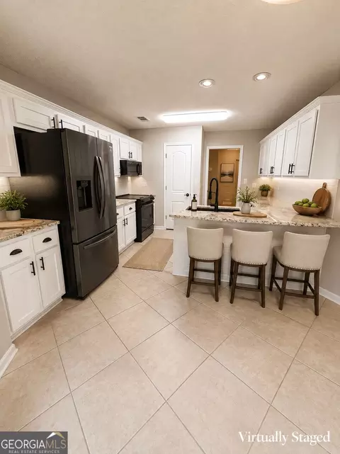 Kitchen - 326 Silver Cir, Warner Robins, GA 31093 photo 2 of 5