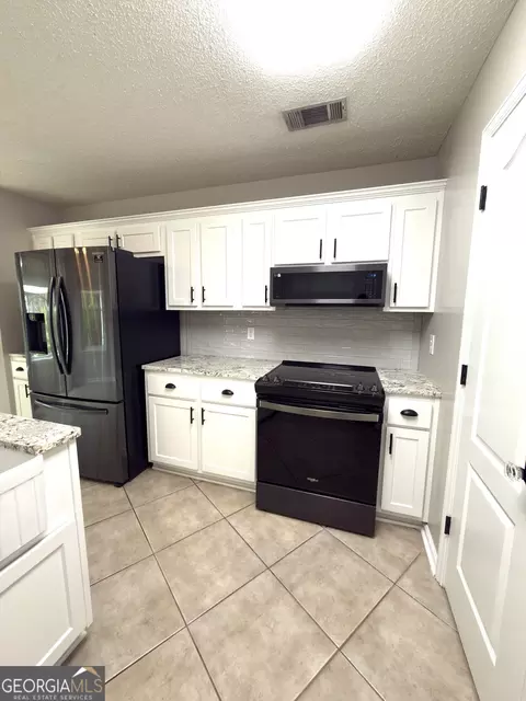 Kitchen - 326 Silver Cir, Warner Robins, GA 31093 photo 5 of 5