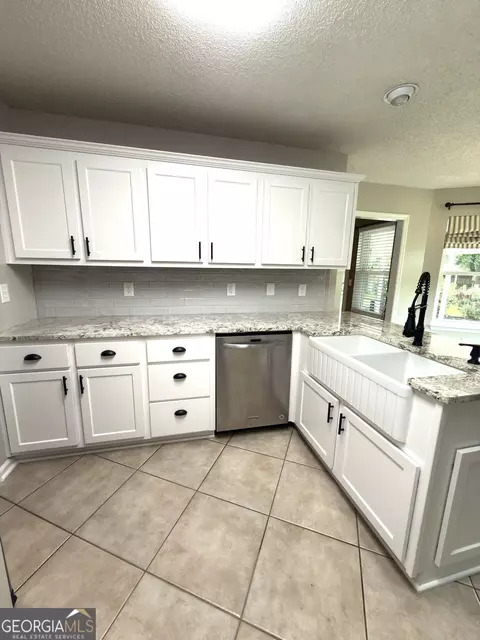 Kitchen - 326 Silver Cir, Warner Robins, GA 31093 photo 4 of 5
