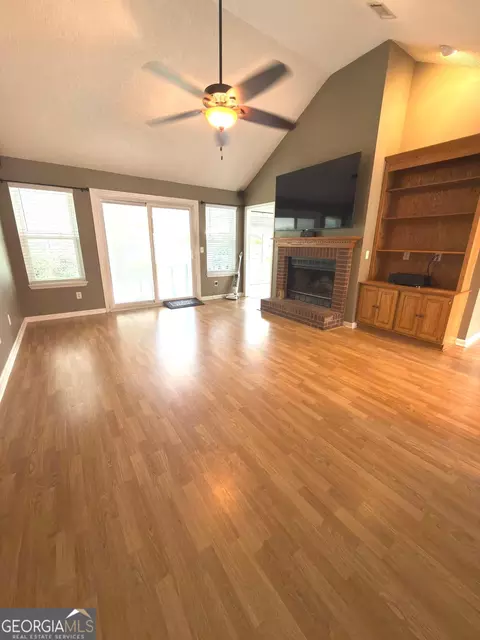 Living - 326 Silver Cir, Warner Robins, GA 31093 photo 1 of 2