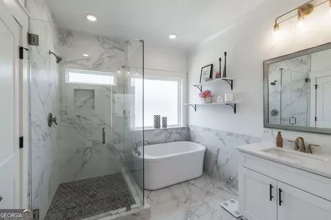 Bath - 105 Red Bluff Dr, Athens, GA 30607 photo 3 of 6