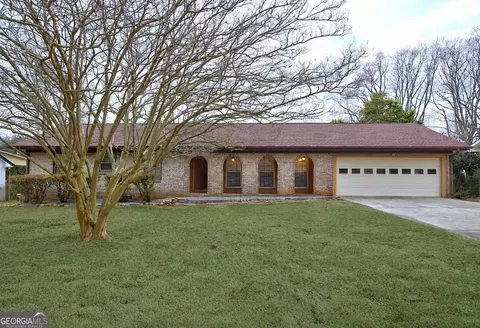 457 Castleaire Dr, Stone Mountain, GA 30087