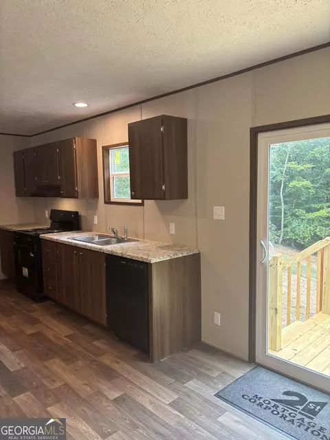 Kitchen - 137 Mill Run Dr, Comer, GA 30629 photo 4 of 5