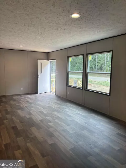 Living - 137 Mill Run Dr, Comer, GA 30629 photo 1 of 2