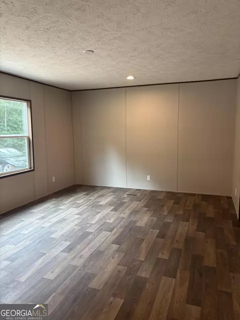 Living - 137 Mill Run Dr, Comer, GA 30629 photo 2 of 2