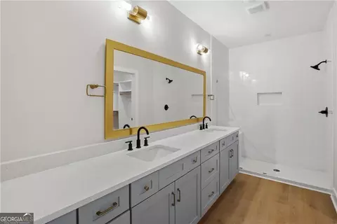 Bath - 406 S Ash St, Springfield, GA 31329 photo 2 of 3