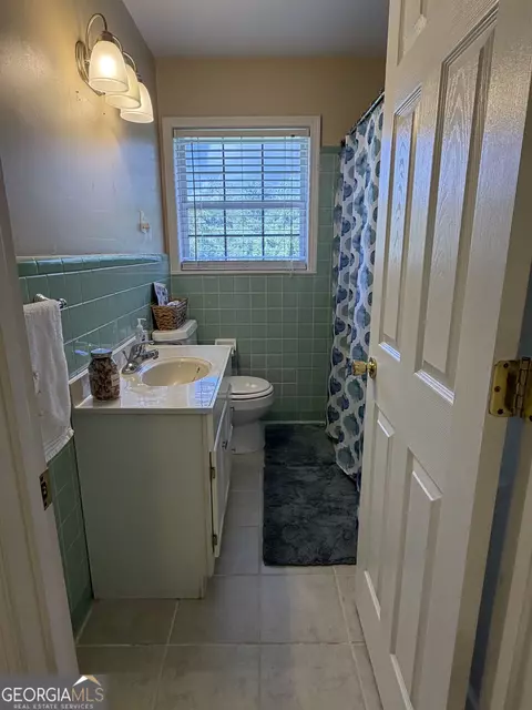 Bath - 438 W Oglethorpe Ave, Lyons, GA 30436 photo 1 of 3