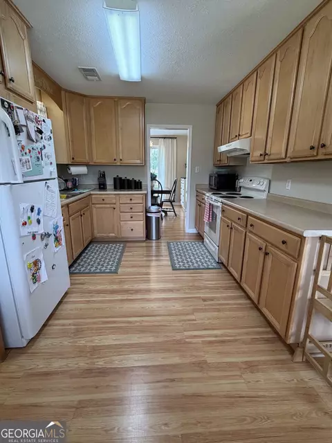 Kitchen - 438 W Oglethorpe Ave, Lyons, GA 30436 photo 2 of 2