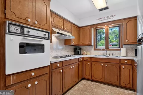 Kitchen - 106 Iris Dr, Lagrange, GA 30241 photo 2 of 5