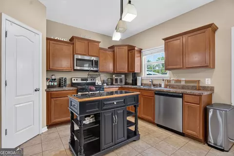 Kitchen - 124 Hamilton Lake Dr, Lagrange, GA 30241 photo 2 of 4