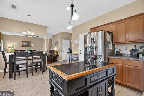 Kitchen - 124 Hamilton Lake Dr, Lagrange, GA 30241 photo 4 of 4