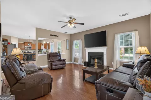 Living - 124 Hamilton Lake Dr, Lagrange, GA 30241 photo 1 of 2