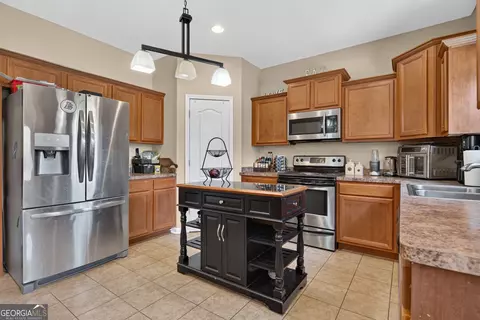 Kitchen - 124 Hamilton Lake Dr, Lagrange, GA 30241 photo 3 of 4