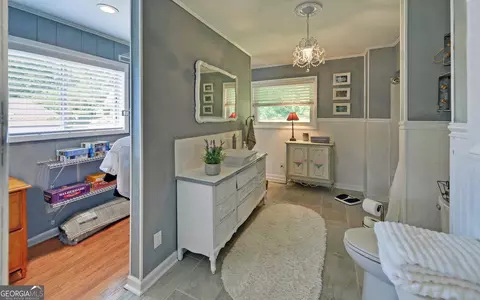 Bath - 102 Cherry St, Toccoa, GA 30577 photo 3 of 3